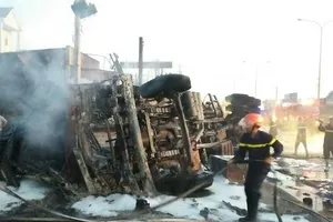 Xe bồn tạo biển lửa cháy cả dãy nhà