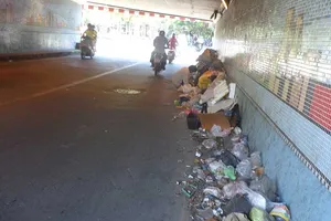 Khiếp với rác bẩn ở dạ cầu Kiệu