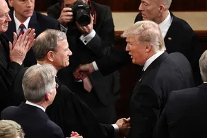 Ông Trump đấu khẩu với chánh án tòa tối cao Mỹ