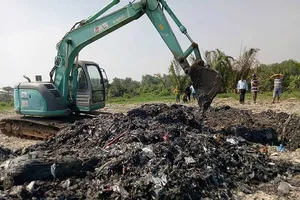 Rác thải san lấp ‘chui’ nồng nặc mùi hôi