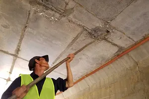 Dán băng keo để hỗ trợ chống thấm trên cao tốc 34.500 tỉ