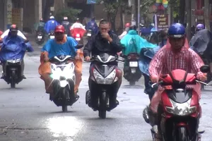 Sinh hoạt của người dân TP.HCM khi bão số 9 đổ bộ