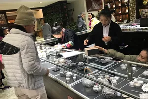 Du khách Việt bạo tay mua sắm ở nước ngoài