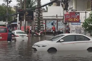 TP.HCM lênh láng nước sau bão số 9