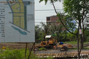 Cán bộ ngồi bàn giấy làm quy hoạch, dân khốn khổ