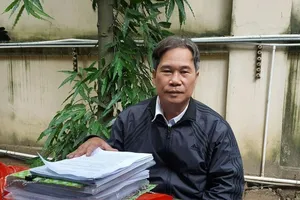 Điều tra viên giải trình việc còng tay bị cáo lên cửa sổ