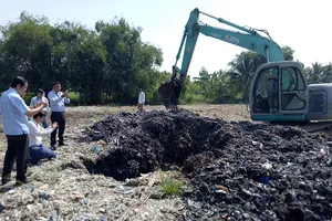 Xử hình sự vụ chôn rác thải: Chờ kết quả xét nghiệm