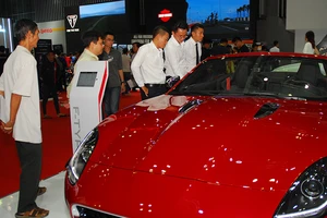 Người mua ô tô mất oan cả trăm triệu vì lệ phí trước bạ