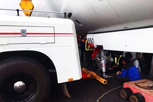 Máy bay gặp sự cố rớt bánh, 207 khách thoát nạn