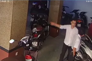 Thư ký tòa bị tố dính líu đến nhà của đương sự