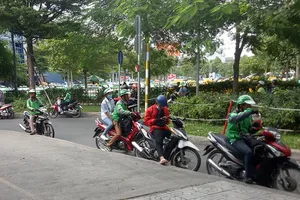 GrabBike dùng chiêu độc 'chặt chém' khách ở Tân Sơn Nhất