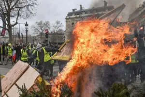 Dân Pháp đòi ông Macron từ chức