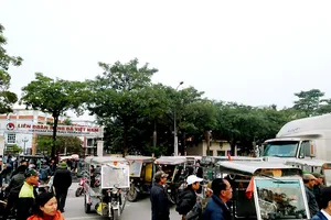 Đám đông tiếp tục gây sức ép với VFF