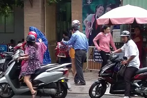 Thầy hiệu trưởng suốt 7 năm đứng đón học sinh