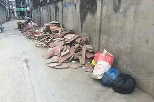 Dân đổ bệnh vì sống cạnh con hẻm đầy rác thải