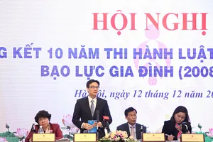 Bạo lực gia đình: Vợ lột đồ chồng vì quá uất ức! 
