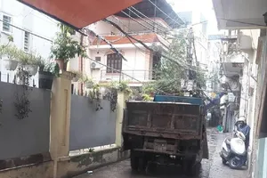 Dân kêu cứu vì xe tải chạy vào ngõ nhỏ suốt ngày đêm