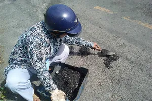 Ở nhà thuê, vét tiền túi... vá đường