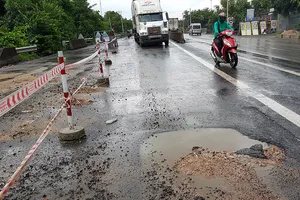 Sự thật về vá ổ gà trên quốc lộ 1 bằng… sỏi