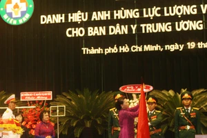 Ban Dân y Trung ương Cục miền Nam nhận danh hiệu anh hùng
