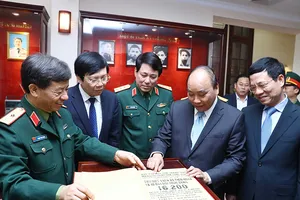 Thủ tướng thăm và làm việc với báo Quân Đội Nhân Dân