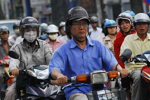 Người đi xe máy, ô tô sắp ‘cõng’ phí mới