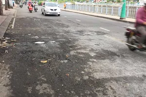 Ổ gà trên đường Hoàng Sa