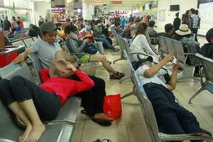 Người dân chật vật tại Bến xe Miền Đông chờ mua vé