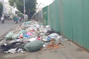 Đường Phan Văn Trị có bãi rác lớn
