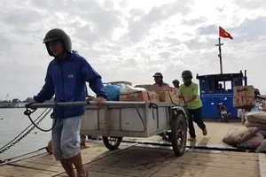 Dân xã đảo gặp khó vì phà hư sửa mãi chưa xong