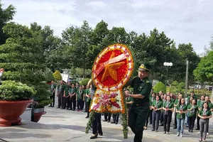 Đoàn đại biểu TP.HCM đến dâng hương tại Nghĩa trang Tân Biên