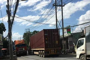 Xe quá tải chạy rầm rầm trên đường ‘tử thần’ ở quận 9