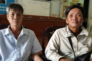 Anh ve chai tranh chấp tờ độc đắc với chị công nhân