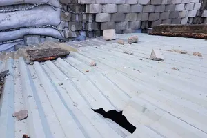 Khảo sát để phá dỡ tường chắn khổng lồ trái phép