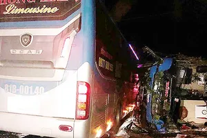 2 xe khách tông liên hoàn, 14 người bị nạn