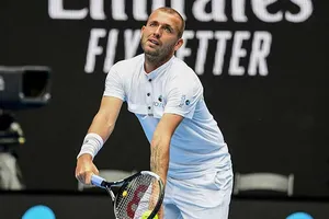 Tay vợt từng dương tính với ma túy khiến Federer chao đảo