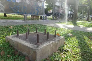 Cọc sắt nguy hiểm trên xa lộ Hà Nội