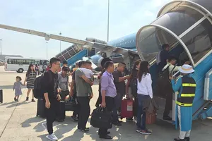 ‘Cháy’ vé máy bay, vé tàu dịp cao điểm Tết