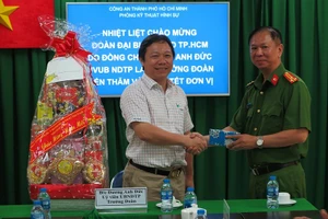 Đoàn đại biểu Thành ủy TP.HCM chúc mừng Phòng kĩ thuật hình sự