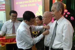 TP.HCM: Hơn 2.300 đảng viên nhận huy hiệu Đảng