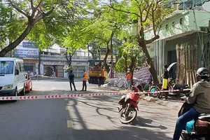 Rầm rộ sửa đường ngày cận Tết, dân hết cả lối đi!