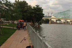 Câu cá kênh Nhiêu Lộc: Cấm nhưng khó xử phạt