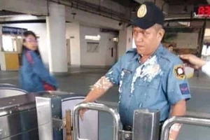 Nữ sinh TQ hất chén đậu hũ vào sĩ quan Philippines gây ‘bão’
