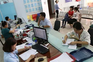 Dân gọi điện lên phường đặt lịch làm việc