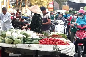 Dẹp chợ tự phát: Khó cũng phải làm!