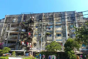 Chung cư ‘nát’ uy hiếp an toàn hàng trăm hộ dân