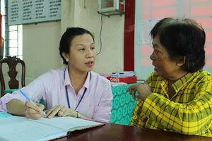 Cán bộ về tận khu phố làm thủ tục cho dân