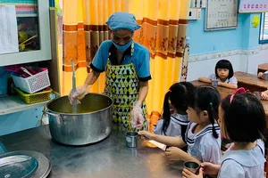 Trường học ‘ứng phó’ nắng nóng, bảo vệ học sinh