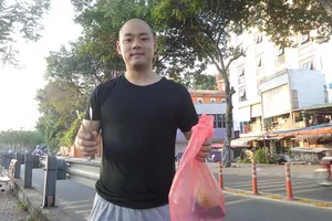 Chàng thanh niên Nhật nhặt rác ở kênh Nhiêu Lộc