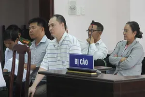 Dừng phiên xử để VKS… xin ý kiến cấp trên